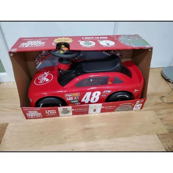 Radio Flyer 6v Racer Ride On Car for toddlers with round printed playmat - Picture 2 of 11